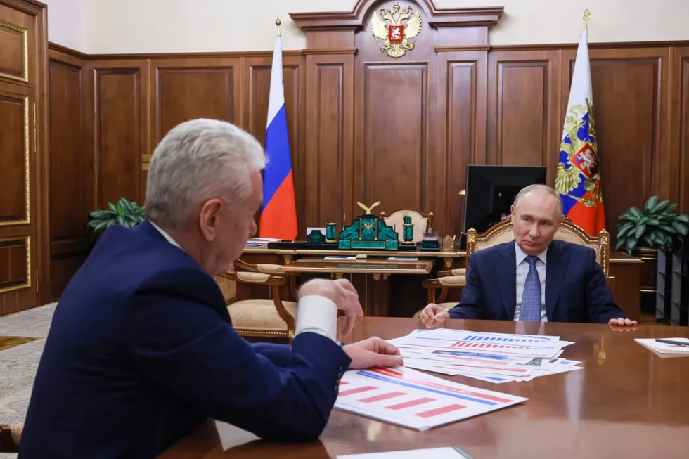 Четверых участников войны с Украиной могут выдвинуть по одномандатным округам Москвы на выборах в Госдуму‑2026. Ранее столичная администрация избегала продвигать «ветеранов СВО» даже в городскую думу, но теперь готова сыграть по федеральным правилам и помочь реализовать запрос центра на присутствие военных во власти.