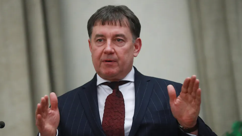Мосгорсуд оставил в силе решение о национализации многомиллиардных активов бывшего председателя Совета судей России Виктора Момотова, связанного, по данным Генпрокуратуры, с криминальными структурами и сетью гостиниц, где могли оказывать услуги проституции с участием несовершеннолетних.