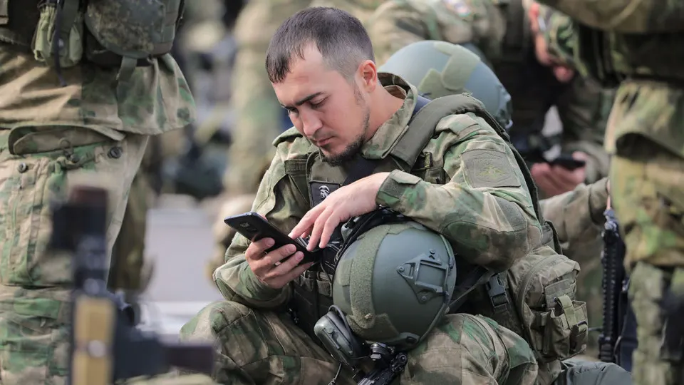 Несмотря на попытки перевести военных на государственные сервисы и блокировки спутникового интернета, бойцы продолжают выходить в Telegram через VPN. На передовой сохраняются серьёзные проблемы со связью.