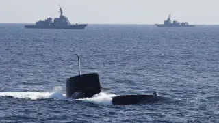 Правительство Японии существенно пересмотрело послевоенную доктрину самообороны и сняло ключевые ограничения на экспорт летальных вооружений. Страна готовится продавать ракеты, боевые корабли, подлодки и самолеты партнерам в Азии, Европе и других регионах, а в исключительных случаях допускаются поставки и в зоны конфликтов.