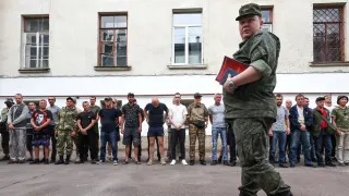 Минобороны разработало поправки к закону о статусе военнослужащих, позволяющие проводить проверку на алкогольное опьянение прямо в части с использованием экспресс-средств, без обязательной доставки в медучреждение.