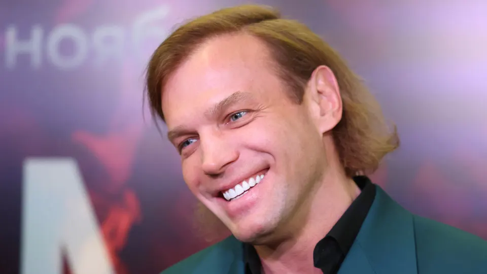 Следствие считает, что при исполнении гособоронзаказа по модернизации автомата АК‑12 вместо российских деталей были использованы контрабандные комплектующие из Китая, из-за чего государству причинен ущерб почти 38 млн рублей.