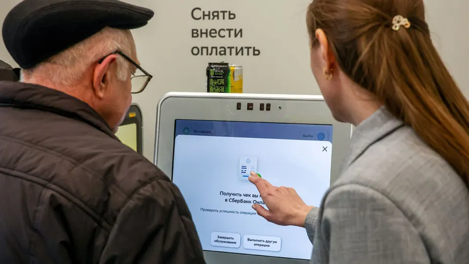 По итогам 2025 года суммарная численность персонала ведущих кредитных организаций сократилась на 4% — до 557 тыс. человек. Основная часть сокращений пришлась на крупнейшие госбанки; банки также продолжают закрывать отделения и переводить процессы на аутсорсинг.