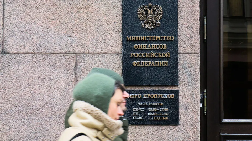 С мая Минфин возвращается к операциям покупки и продажи иностранной валюты и золота в рамках бюджетного правила, используя рост нефтяных цен для пополнения ФНБ и сглаживания колебаний рубля.