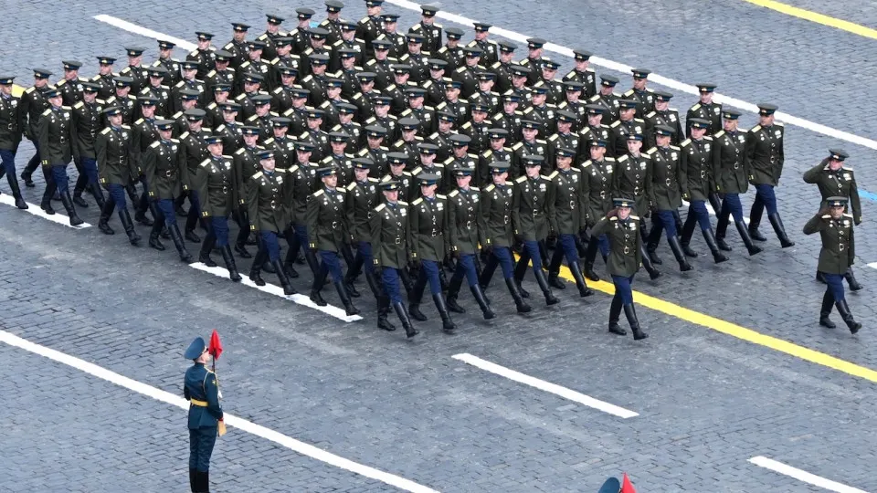 По информации из нескольких источников, церемонию 9 мая в Москве планируют провести без бронетехники — только марширующие колонны; число гостей и продолжительность мероприятия могут сильно сократиться, а первые репетиции не проводились в обычные сроки.