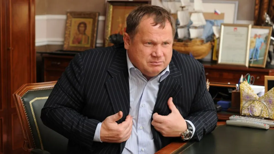 20‑летний сын пермского депутата задержан по делу о мошенничестве: по версии следствия, он забирал у пожилых жителей города крупные суммы наличными по заданиям телефонных аферистов.