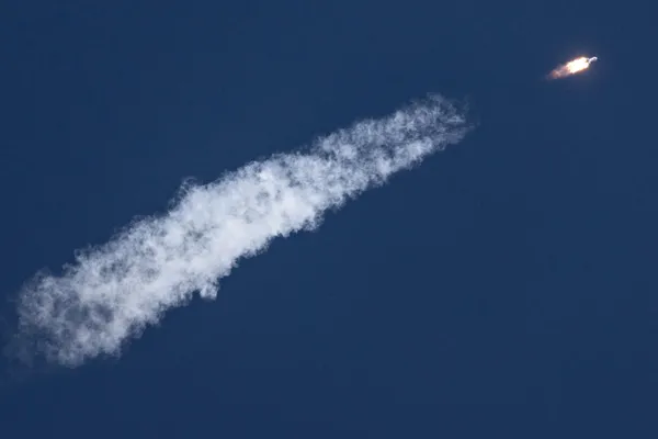 30 апреля состоялся первый пуск одноразовой двухступенчатой ракеты‑носителя «Союз‑5»: ступени отработали штатно, макет выведен на расчётную суборбитальную траекторию.