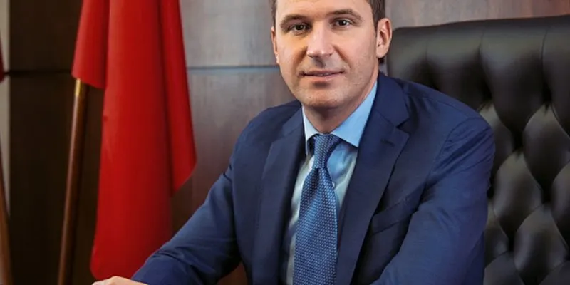 Буцаев уехал через Минск сразу после распоряжения об отставке; в материалах возбужденных дел в отношении руководства РЭО упоминается и его имя. Некоторые наблюдатели считают это беспрецедентным случаем бегства чиновника топ‑уровня.