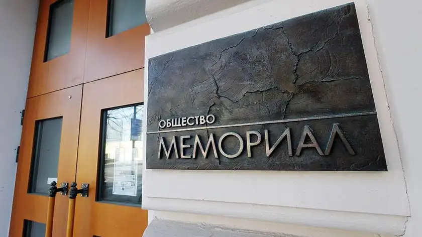 Сопредседатель «Мемориала» сообщил, что намерен восстановить работу организации после возвращения в страну. По его словам, более половины архива уже оцифровано, остальные материалы находятся в безопасности, хотя репрессии могут усилиться.