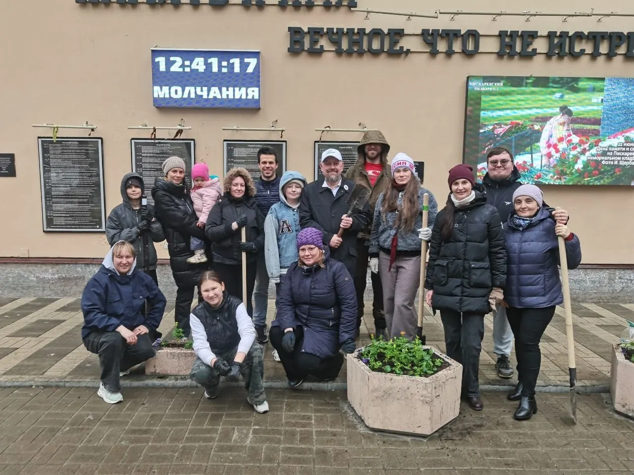 В Санкт-Петербурге прошёл общегородской субботник: жители высаживали деревья и кустарники, ухаживали за зелёными зонами и благоустраивали дворы во всех районах города.