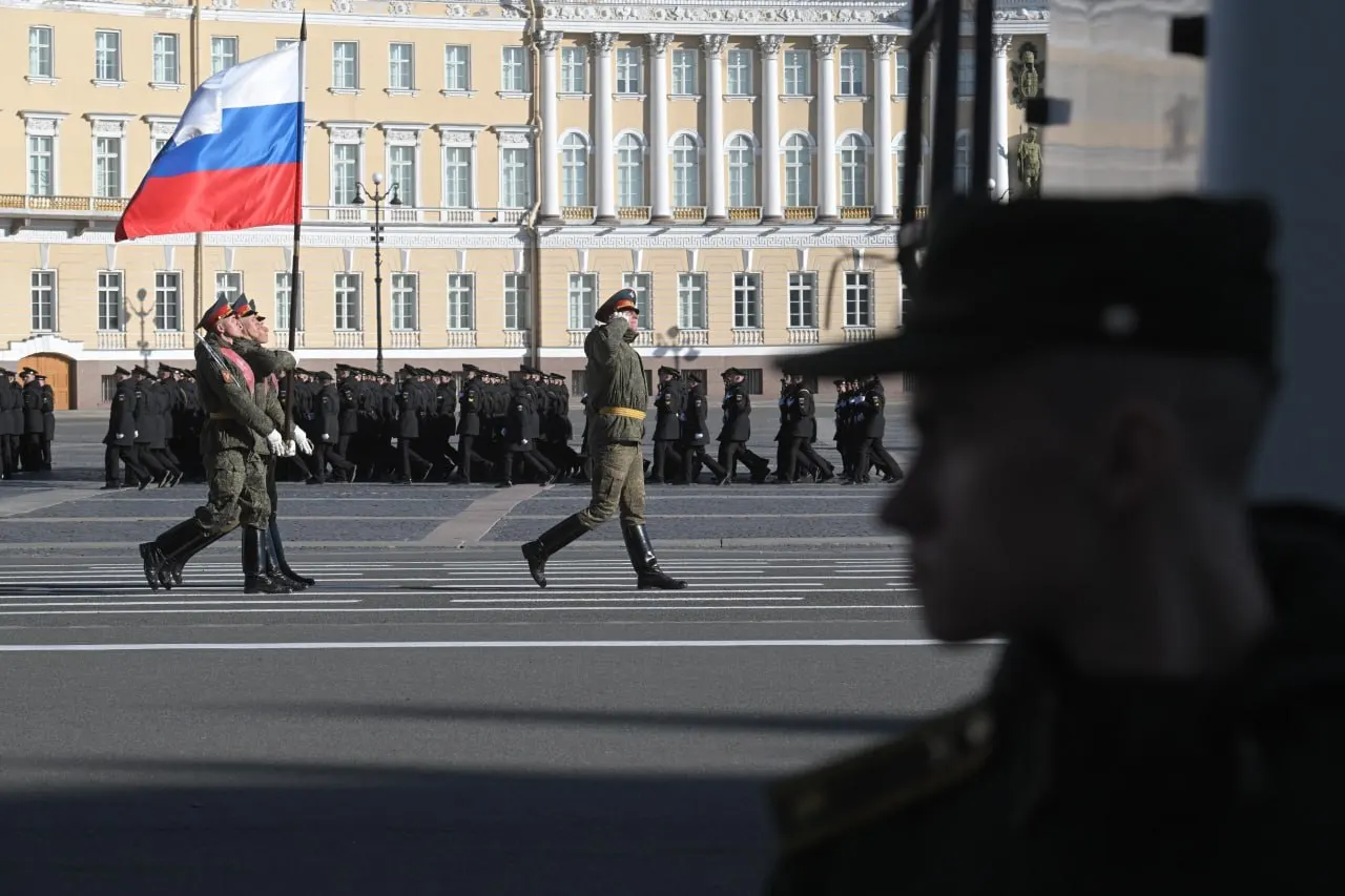 После совещания с губернатором Александром Бегловым власти пересмотрели планы: вместо тысяч приглашений на Дворцовую площадь разошлют лишь сотни, а решение по очному проведению «Бессмертного полка» будет принято ближе к дате.