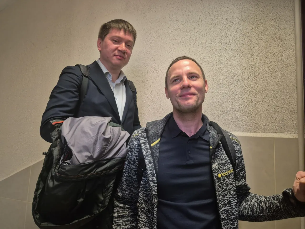 Юриста несколько раз приглашали в полицию для составления протокола. После отказа один из сотрудников пригрозил насильственным привозом и обвинением в неповиновении, при этом заявил, что преследование — «приказ сверху».