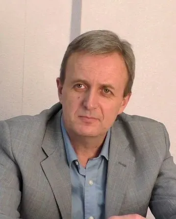 Ленинский суд Санкт-Петербурга признал публикации Александра Васьковского дискредитирующими и назначил штраф по ст. 20.3.3 КоАП. Поводом стали два поста о предложении Р. Кадырова и о коррупции в руководстве ДНР; экспертиза сочла публикации направленными против военнослужащих.