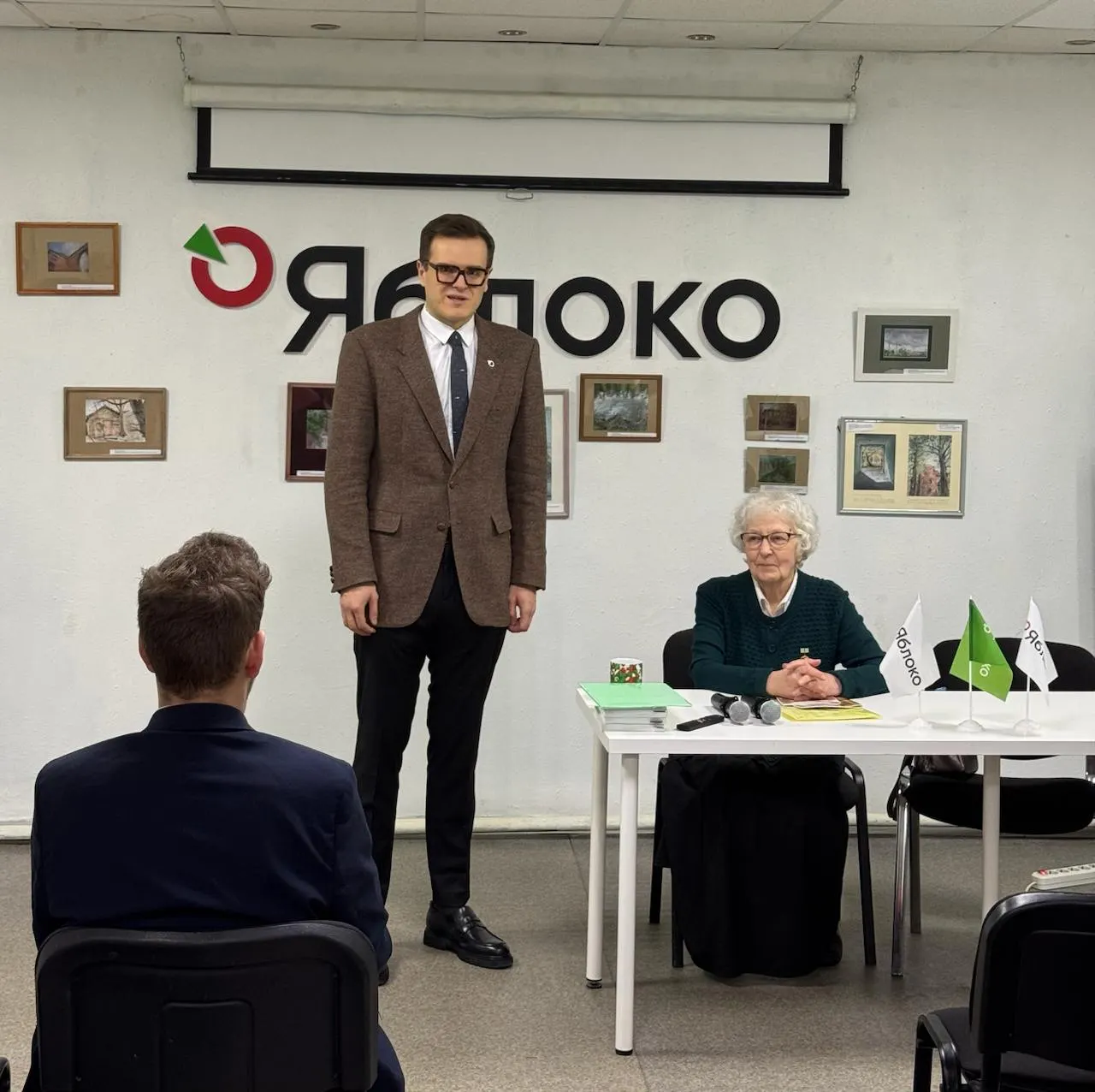 Лидер петербургской фракции «Яблоко» объявил, что его место займет 34‑летний Дмитрий Анисимов. Анисимов известен как градозащитник и зампред регионального отделения партии.
