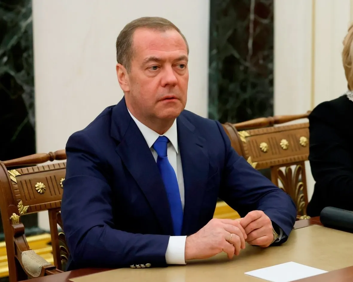 Экс-президент и глава партии примет участие в партийном форуме в Санкт-Петербурге; в числе участников — зампред правительства Татьяна Голикова, представитель президента Игорь Руденя и губернаторы Северо‑Западного федерального округа. Ранее визиты высокопоставленных лиц сопровождались масштабными пробками и ограничениями связи.