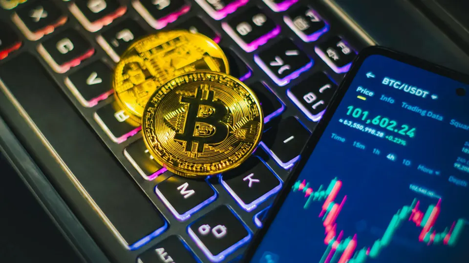 Американский предприниматель, обвиняемый в хищениях из проекта SafeMoon, в 2025 году был в столице РФ. Вокруг его переезда и сделок возникли уголовные споры в ОАЭ и России, а сам он числится в розыске ФБР.