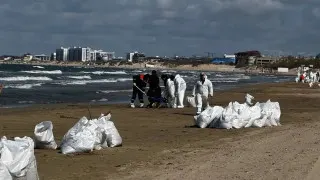 После атаки беспилотников у порта Туапсе в Черном море и реке Туапсе зафиксирован разлив нефти, ведутся работы по локализации загрязнения и тушению пожара на морском терминале.