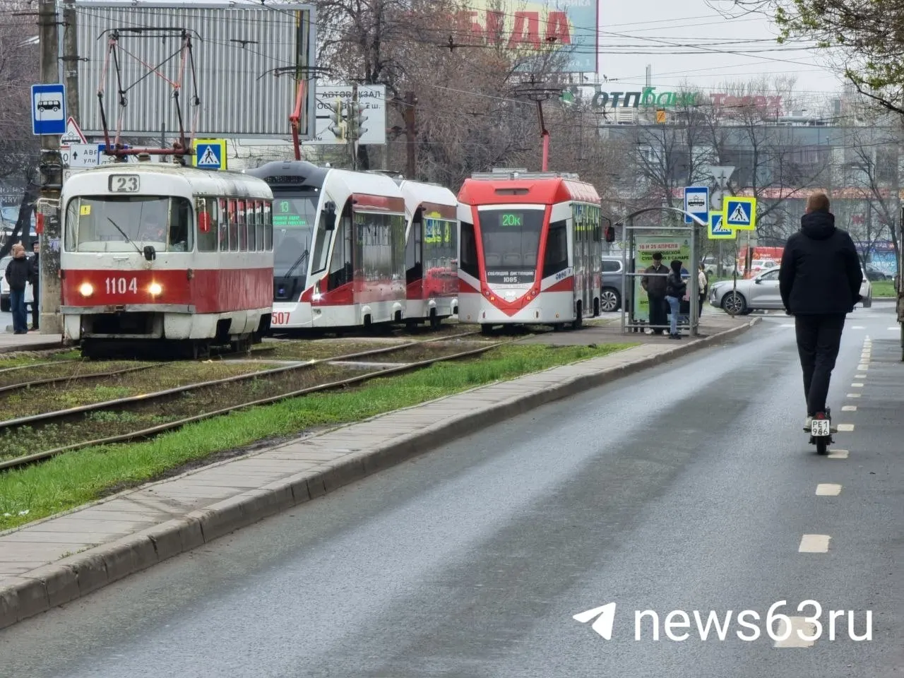 В Самаре на час приостановили движение всего наземного общественного транспорта после сигнала «Ракетная опасность», пассажиров высадили на ближайших остановках, а цены на такси резко выросли.