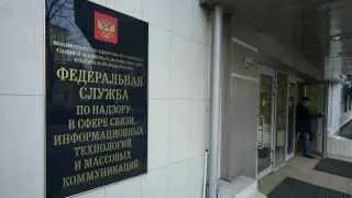 Роскомнадзор прекратил действие еще 1967 лицензий операторов связи по всей стране, усиливая давление на рынок интернет‑услуг. Ведомство ссылается на нарушения требований закона «О связи», тогда как эксперты предупреждают о риске роста тарифов и сокращения конкуренции.