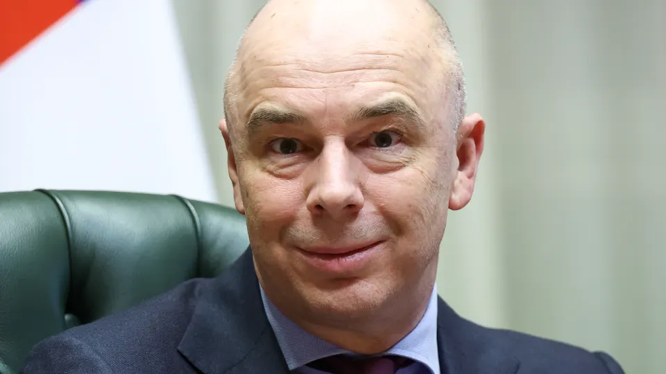 Министр финансов Антон Силуанов рекомендовал россиянам не хранить деньги дома, а размещать их на депозитах или инвестировать в ценные бумаги и фонды, чтобы сбережения работали на экономику.