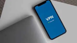 Участники рынка VPN предупреждают: в ближайшие дни оплата таких сервисов с российских банковских карт может быть заблокирована, а зачистка серверов усилится из‑за новых требований к хостинг‑провайдерам.