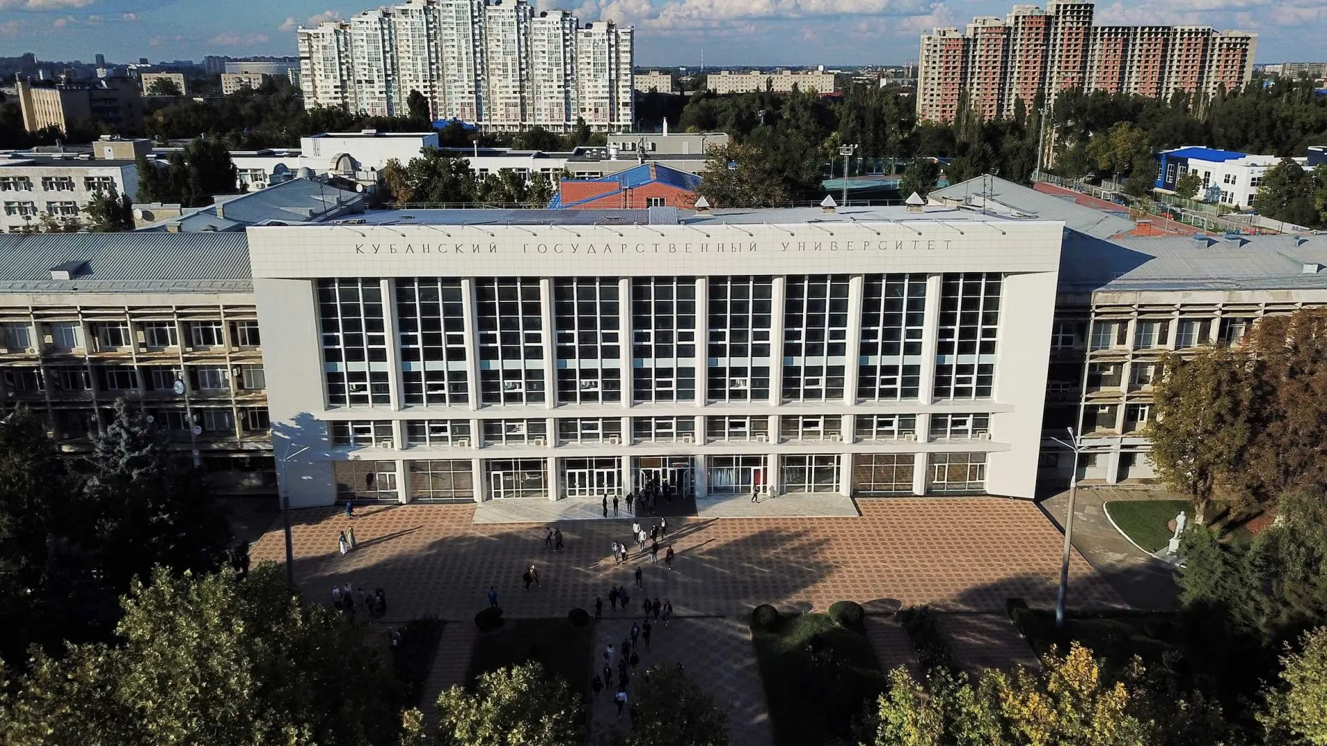 Студентов вывели с занятий и собирают на встречи, где, по данным источников, их агитируют подписать контракты с Минобороны. Аналогичные сведения поступают и о давлении на медработников, колледжи и ПТУ в регионе.