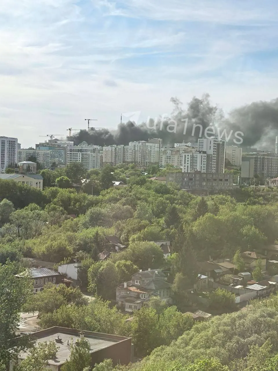 По предварительным данным, возгорание произошло в утеплителе на стройке межвузовского кампуса — по городу идёт дым, на место выехали спасательные службы.