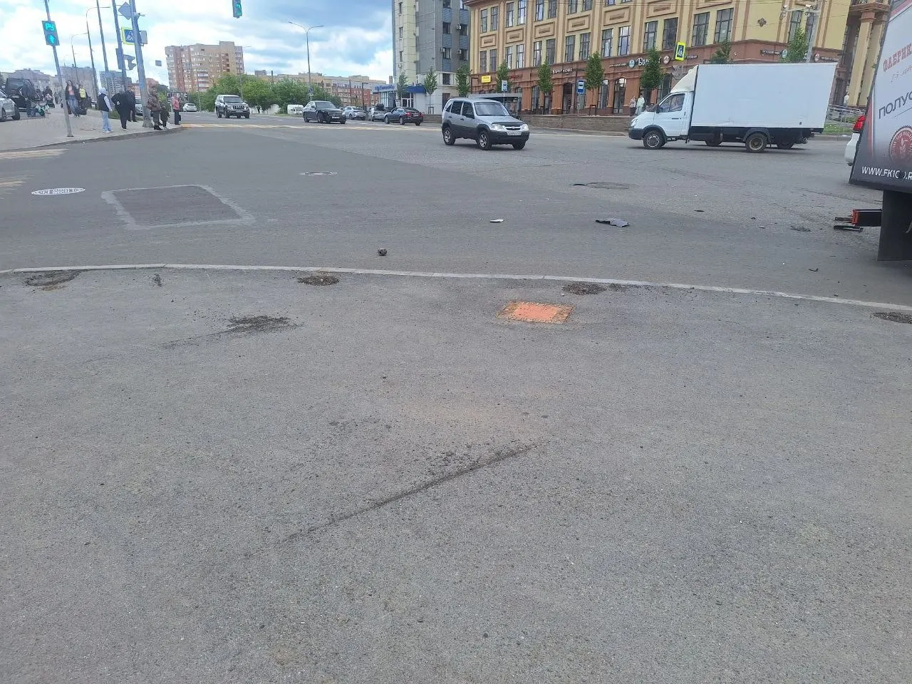 Житель сообщает, что год назад с чётной стороны перекрёстка демонтировали ограждения. По его словам, автомобили регулярно вылетают на пешеходную зону — сегодня снова произошёл инцидент. Автор обращения просит администрацию объяснить причины и вернуть меры безопасности.