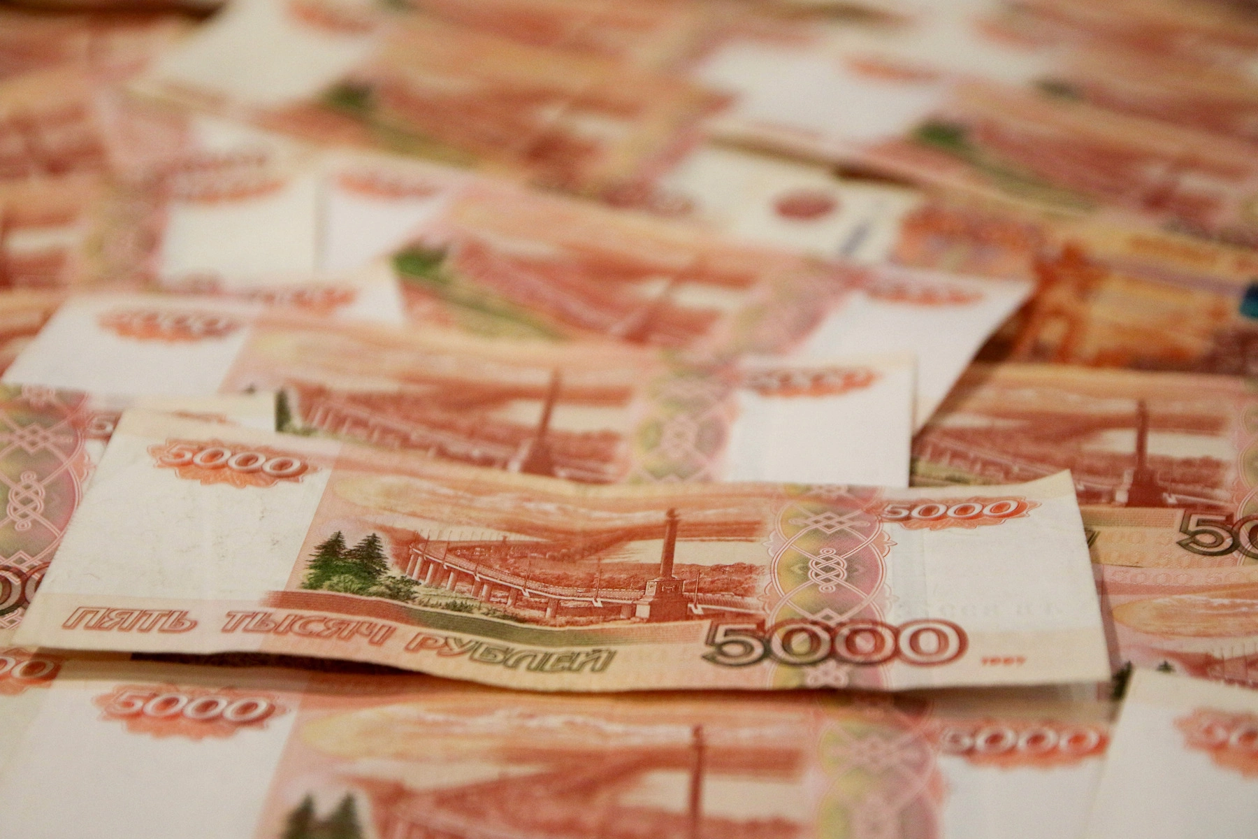 Минфин сообщил, что дефицит федерального бюджета за первые четыре месяца 2026 года составил 5,9 трлн рублей (2,5% ВВП). Доходы снизились, расходы опережают прошлогодние показатели.