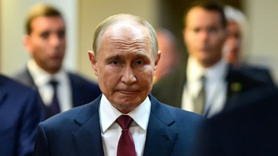 По оценкам аналитиков, в апреле Россия впервые с августа 2024 года зафиксировала чистую потерю контролируемых территорий (116 кв. км). Темпы наступления заметно снизились: среднесуточное продвижение упало с 9,76 до 2,9 кв. км.