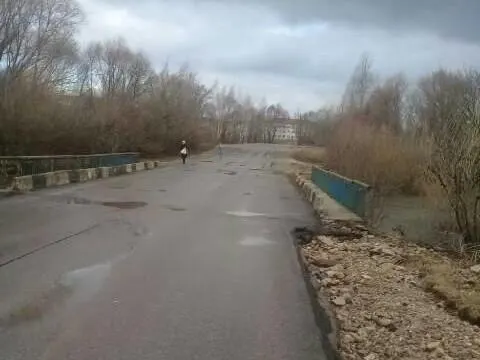 После спада паводка восстановили движение через мост у деревни Валищево в Рыбновском округе.