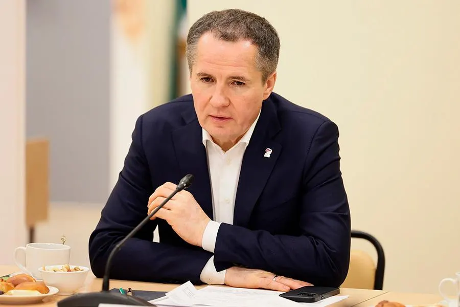 Вячеслав Гладков ушёл в отпуск в середине апреля и продлил его ещё на две недели. Источники связывают возможную отставку с его популярностью в регионе, публичной критикой федеральной власти и конфликтом вокруг блокировок интернета и мессенджеров.