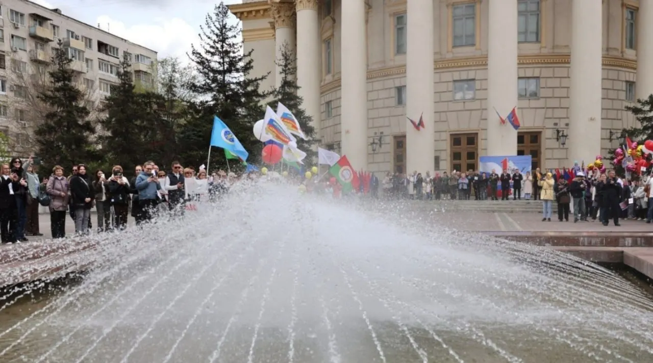 Митинг у ДК Профсоюзов занял около десяти минут: краткое поздравление, детские стихи и танцевальный номер, затем участников пригласили на концерт.