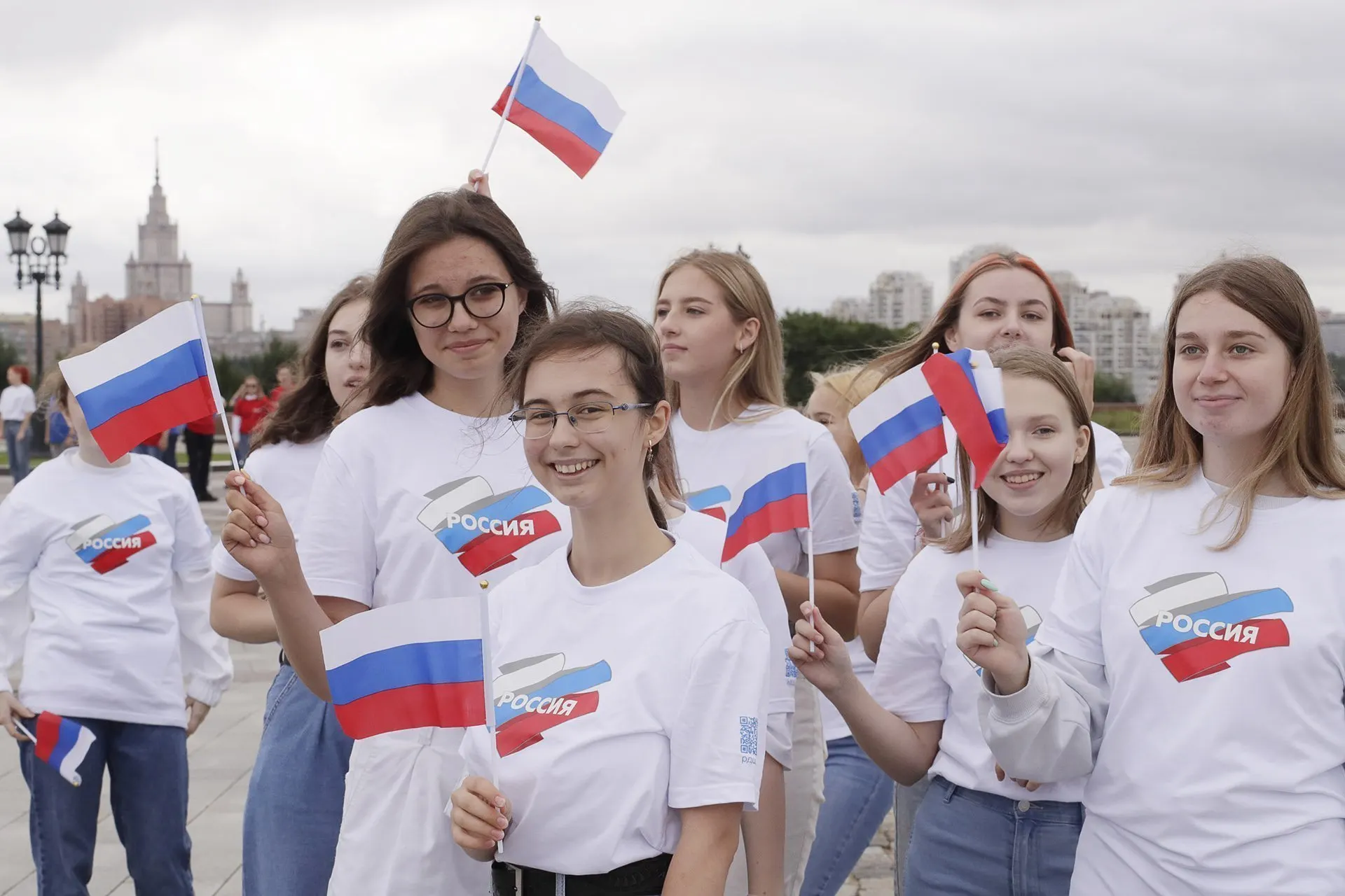 Расходы на патриотическое воспитание молодежи вырастают до сотен миллиардов рублей, но используемые показатели и методики подсчёта вызывают сомнения в их адекватности.