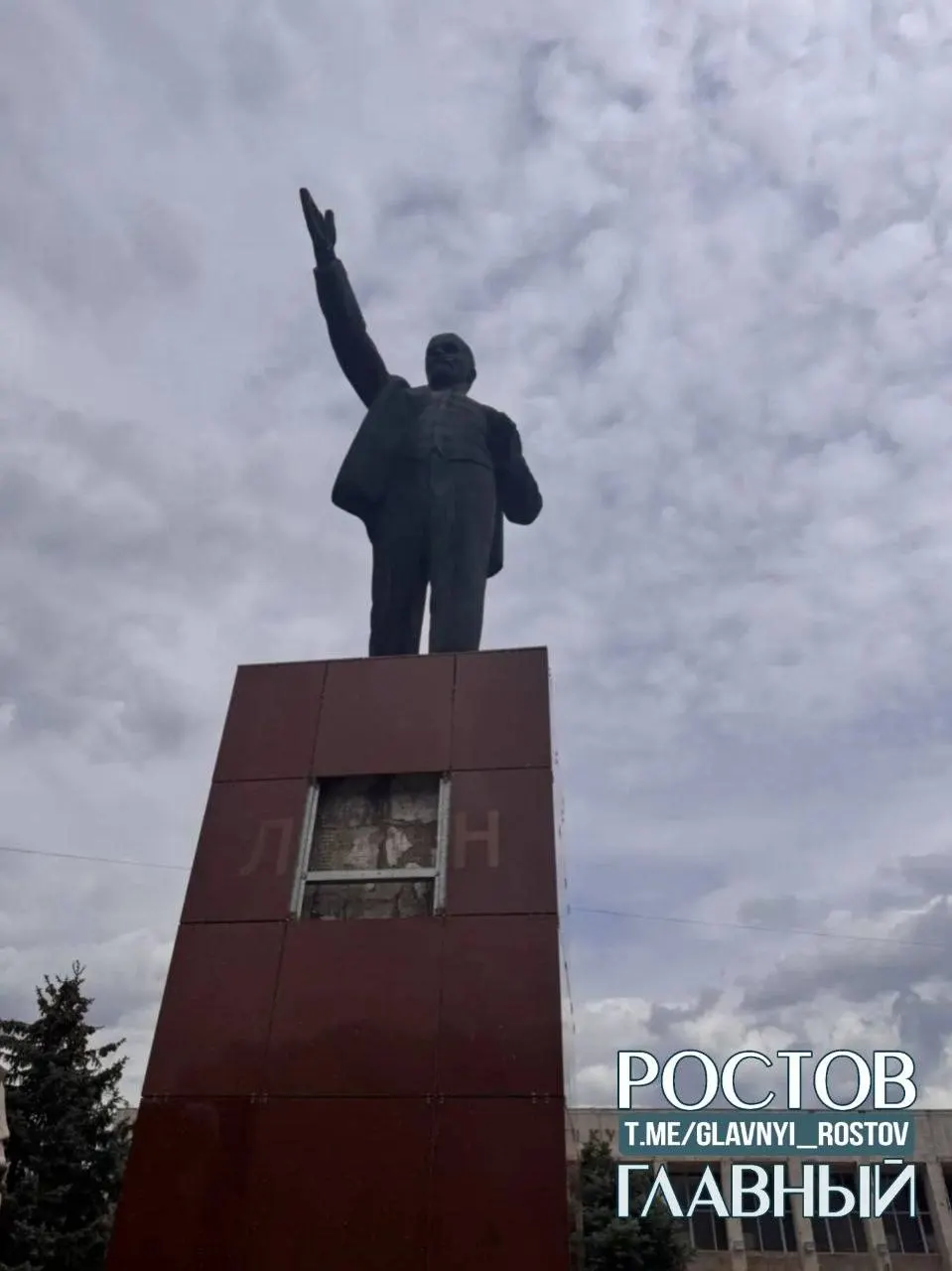 В парке Батайска неизвестные повредили памятник Владимиру Ленину. Глава города сообщил о задержании предполагаемых участников инцидента; повреждённый участок временно ограждён, облицовку позже восстановят.
