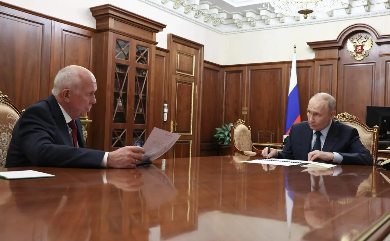 Руководство корпорации доложило президенту, что массовое производство МС‑21 и Суперджет‑100 стартует не раньше следующего года; в текущем году, по их словам, сертификат может получить только Ил‑114‑300. Ранее сроковые ориентиры по выпуску самолётов уже сдвигали.
