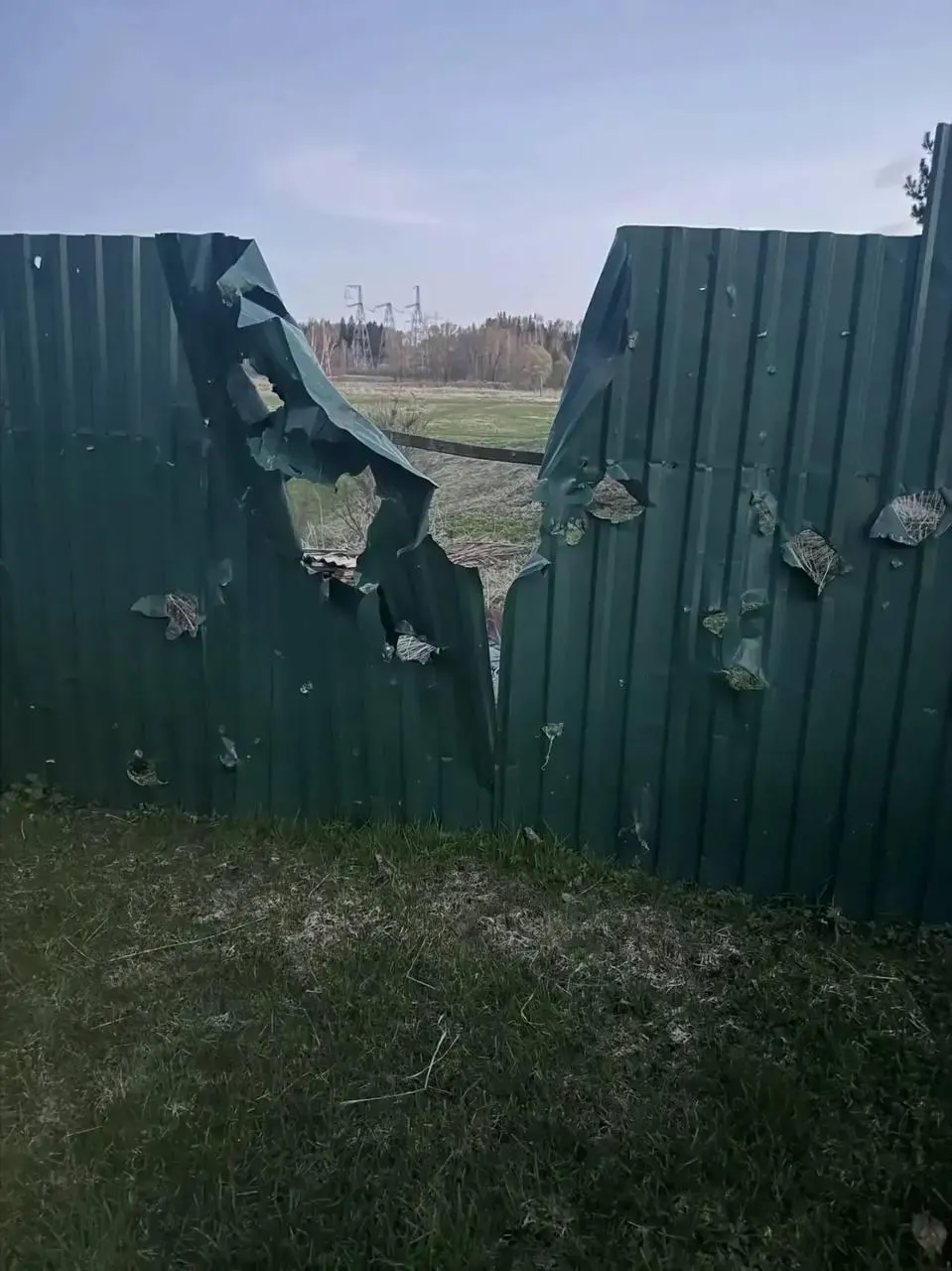 Ночные атаки БПЛА затронули Московскую и Ленинградскую области и Санкт‑Петербург: один человек погиб, в Приморске произошёл пожар, власти сообщают о сотнях сбитых дронов.