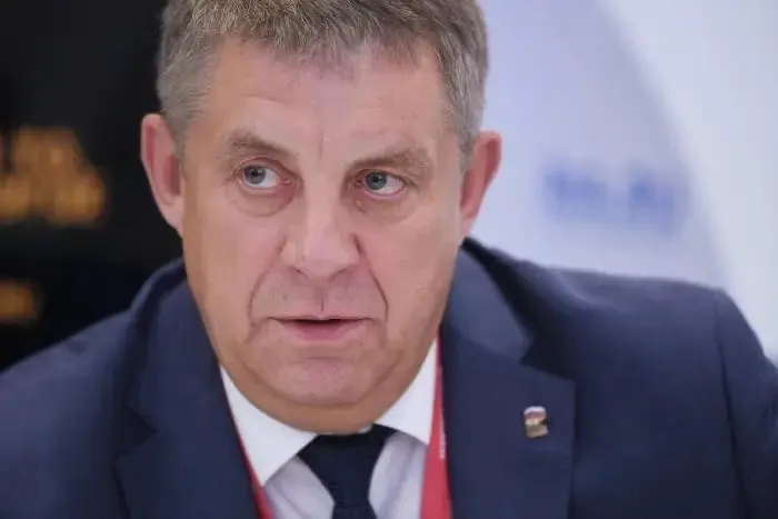 После отставки Александра Богомаза источники в регионе и в партии «Единая Россия» не исключают его возвращения в Госдуму на вакантный мандат. Ряд смен губернаторов сопровождается расследованиями и кадровыми перестановками.