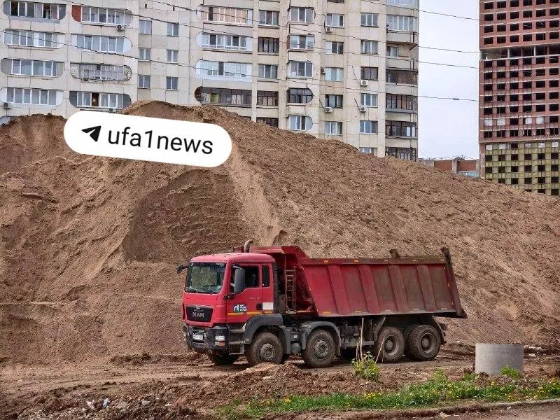 Для продления улицы Города Галле и объединения М‑5 с М‑7 требовалось изъять 81 участок — 80 уже оформлены, по последнему собственнику идут судебные разбирательства. Переустройство инженерных сетей выполнено на 75%, установлено 4 км бордюров из запланированных 14; завершить работы планируют до конца 2026 года.