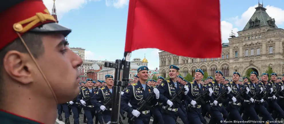 В ряде городов России парады 9 мая пройдут без военной техники или вообще отменены. Официально это объясняют соображениями безопасности; эксперты называют также задействованность техники на фронте и политическое значение мероприятия для власти.