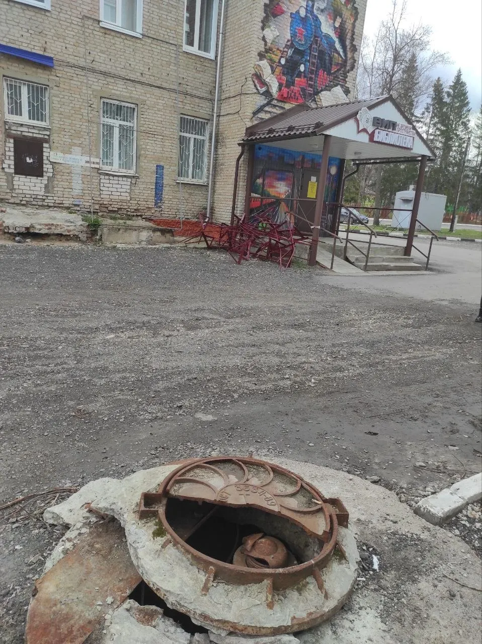 У здания детской библиотеки на ул. Чайковского в Шумерле обрушился металлический парапет после недавнего ремонта. Местные жители жалуются на состояние двора, открытые люки и некачественные дорожные работы, усматривая в этом показуху властей.