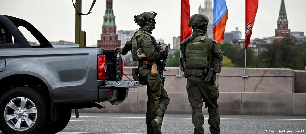Власти отменили приглашения зарубежным журналистам и сократили формат проведения парада на Красной площади из‑за угроз безопасности; в ряде регионов отменены массовые мероприятия.