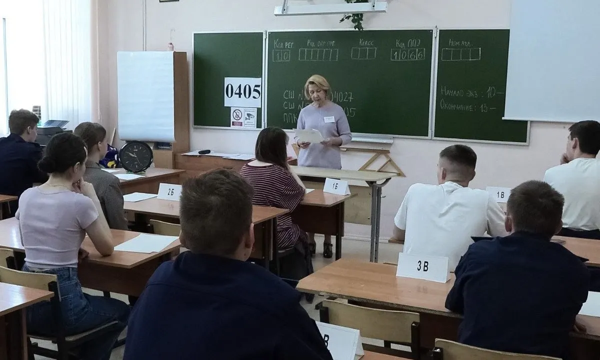 Рособрнадзор выпустил методические рекомендации: организаторам и охране запрещено прикасаться к участникам ЕГЭ и их вещам. При срабатывании металлоискателя можно только вежливо попросить добровольно показать или сдать предмет.
