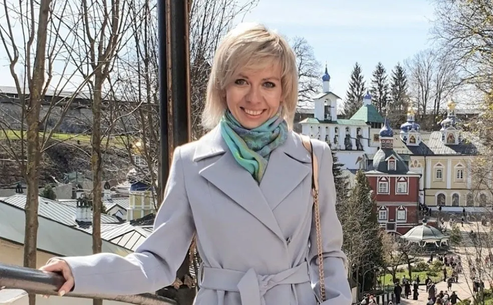 Минюст обвиняет Людмилу Савицкую в распространении материалов «иностранного агента» без пометки — за такое нарушение грозит штраф 30–50 тыс. рублей. Савицкая внесена в реестр с декабря 2020 года. Ранее по той же статье штраф получили псковский политик Алексей Малов, а протокол был составлен и на журналистку Светлану Прокопьеву.