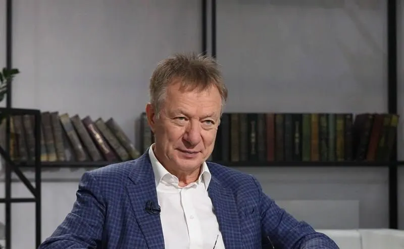 Бизнесмен, признанный судом связанным с «экстремистским объединением», воспользовался голландским паспортом и уехал через Белоруссию; его активы на сумму около 8 млрд рублей переданы в государственную собственность.