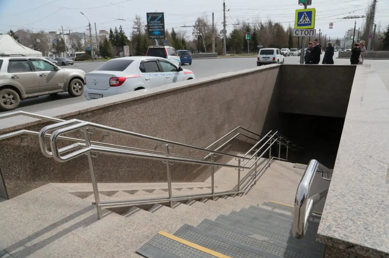 Рабочие завершают обновление входных групп: вскоре откроют вход со стороны ТЦ «Омский». Со 2 мая будет закрыт выход в сторону сквера Дзержинского; пешеходов пустят по временным светофорам.