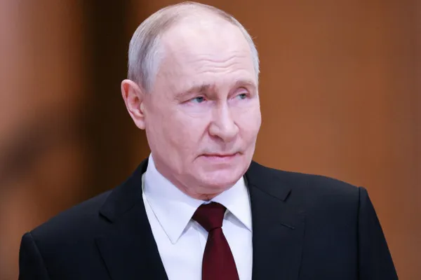 Москва вызвала посла Сергея Копыркина на консультации в связи с шагами армянского руководства по сближению с Евросоюзом, которые, по мнению России, вредят взаимодействию в рамках ЕАЭС. Отзыв посла — дипломатический сигнал недовольства на фоне политической борьбы в Армении и споров вокруг разрешения участия в выборах бизнесмена, близкого к РФ.
