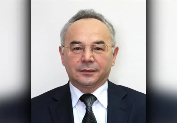 Арбитражный суд Башкортостана арестовал участки и счета компаний, связанных с семьёй бывшего председателя комитета по управлению муниципальной собственностью Уфы; прокуратура требует вернуть землю в муниципальную собственность и признать сделки недействительными.