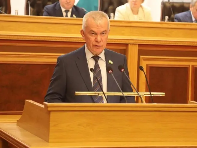 Региональный парламент сообщил о назначении 62‑летнего Салавата Хусаинова временным спикером Курултая. Он состоит в «Единой России», ранее был вице‑мэром Уфы и последние два с половиной года — заместителем председателя Госсобрания Башкирии.