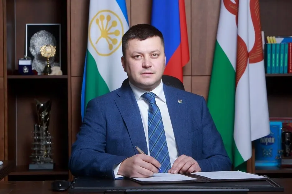 Мавлиев, находящийся под домашним арестом по делу о взятке, доставлен в больницу с болями в сердце. По словам адвоката, 36‑летний чиновник в сознании и находится под наблюдением врачей.